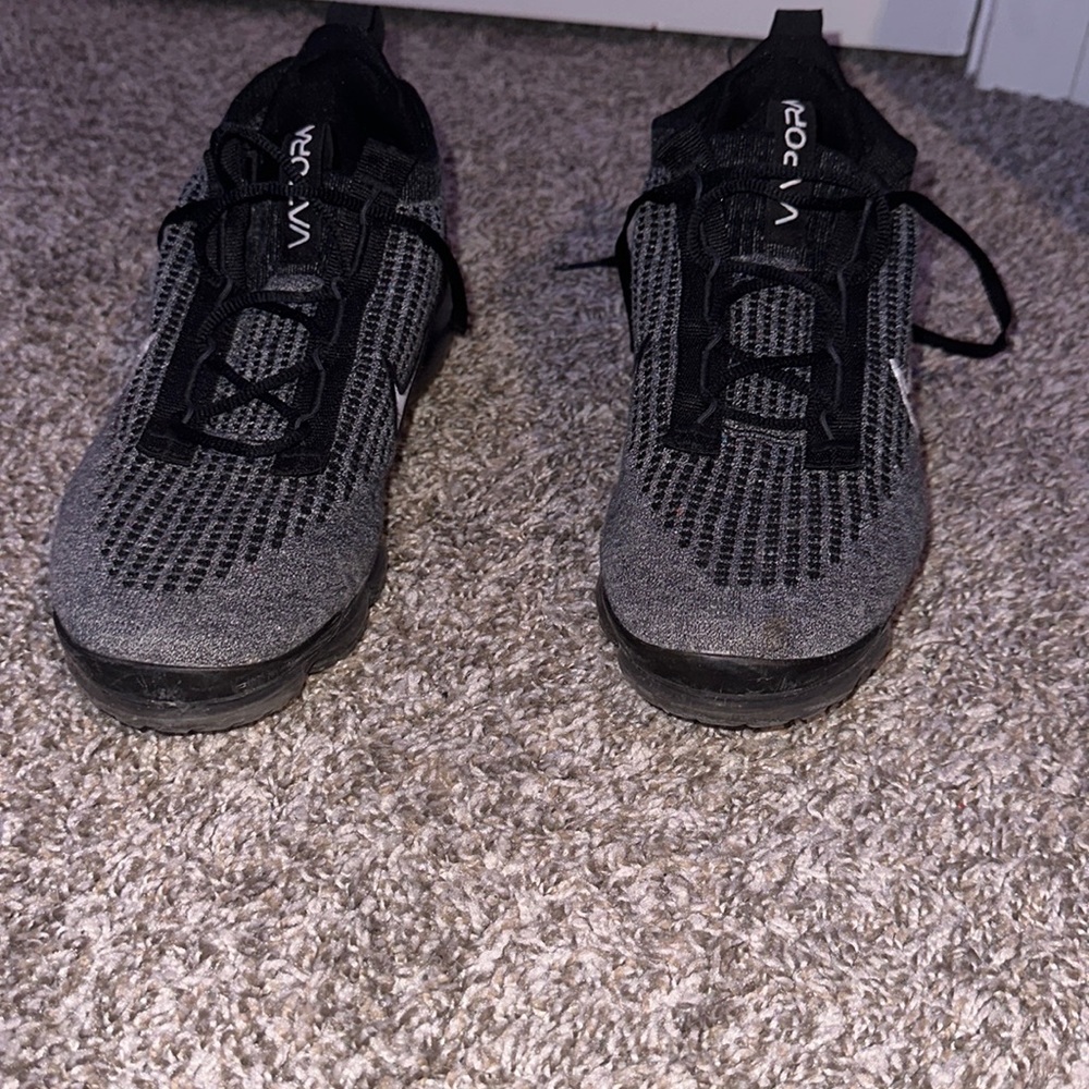 Black and grey vapor max’s size 10